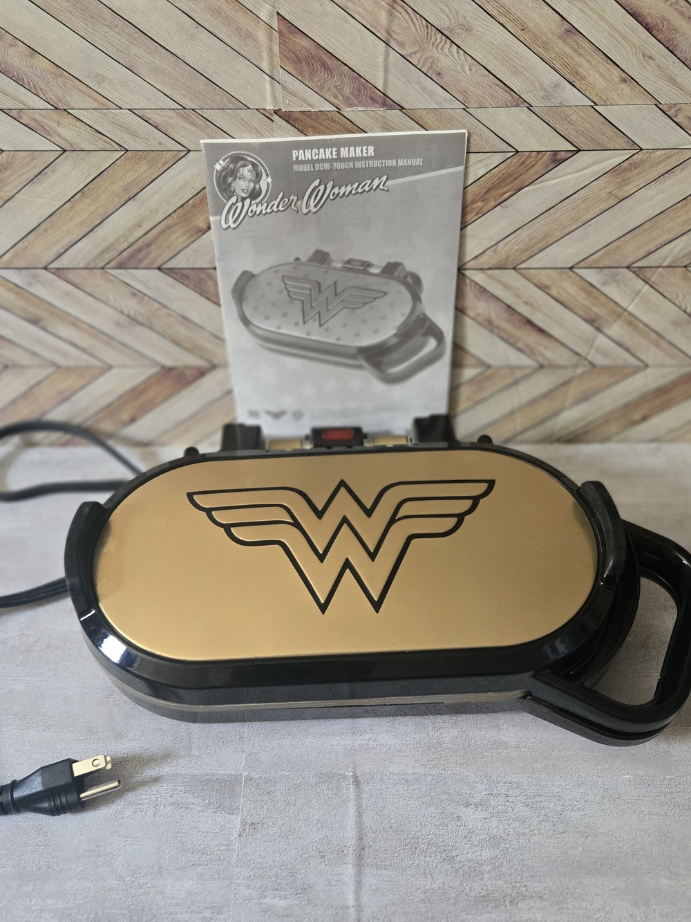 Wonder Woman Electric Pancake Maker DCW-300CN Gold Black DC Comics w/ Manual